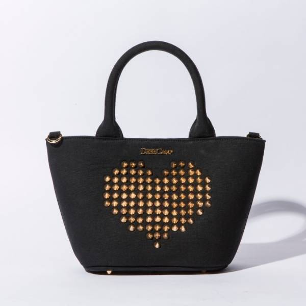 ドレスキャンプ×AAAの宇野実彩子、ハートスタッズ＆ファーのバッグを発売