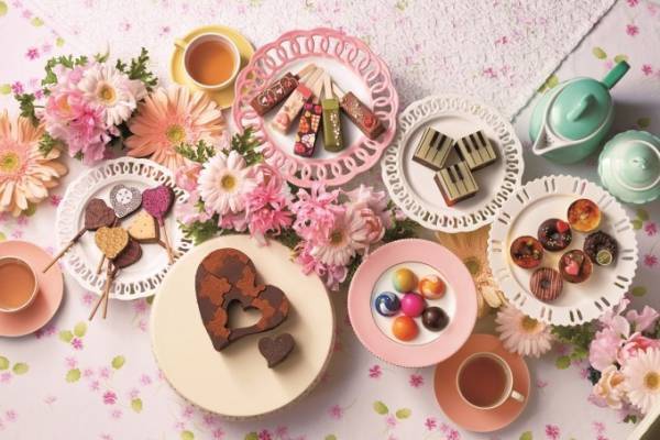 西武池袋本店のバレンタイン - ガラスの箱に入れたピスタチオチョコ&アイスキャンディー型のチョコ