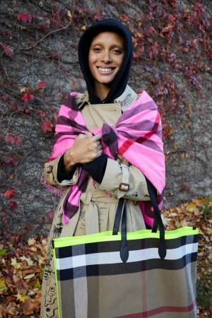 バーバリーから、定番トレンチコートやストールにネオンカラーを取り入れた新コレクション