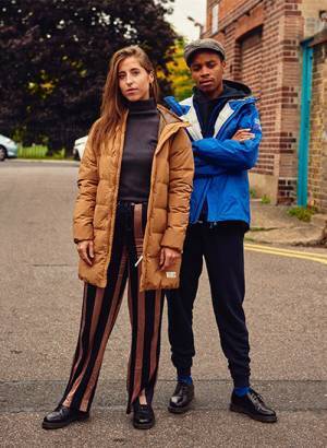 英アウトドアブランド「カリマー」のウィメンズダウンコート、コットンのような質感に高い耐久性