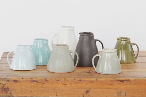 マーガレット・ハウエル 英国陶芸家が手掛けたジャグ、バーガンディーやカーキの色合い