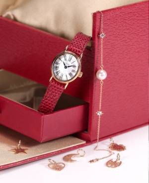 スタージュエリー新年限定ボックス、レザーストラップの時計＆ブレスがセットに