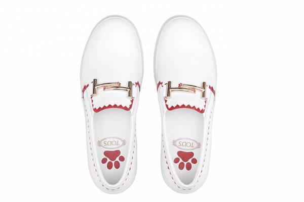 トッズの限定スリッポン スニーカー、戌年にちなんだ「犬の足跡」をデザイン