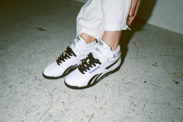 X-girl×リーボック クラシックのコラボスニーカー「フリースタイル ハイ XGIRL」