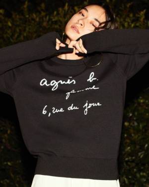 アダム エ ロペ×アニエスベー、ボックスロゴ入りメンズフーディ＆b.マーク付きウィメンズニット