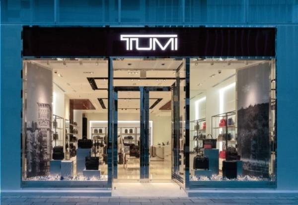 トゥミが銀座1丁目に新店 - 多彩なラインナップのバッグ&イニシャル刻印サービスも