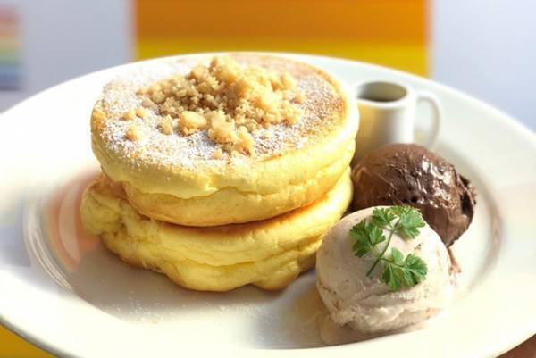 原宿レインボーパンケーキ ベン＆ジェリーズとのコラボメニュー、ふわふわの生地×アイスクリーム