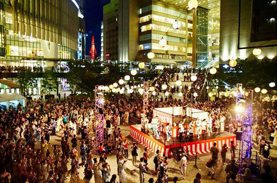 「梅田ゆかた祭2018」大阪で開催 - 盆踊りや打ち水、水辺に足を浸して食事を楽しめるテラスも