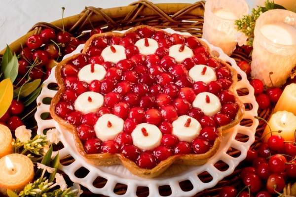 キル フェ ボン「佐藤錦のキャンドルナイトケーキ」杏仁ムース＆クコの実をロウソクに見立てた限定品