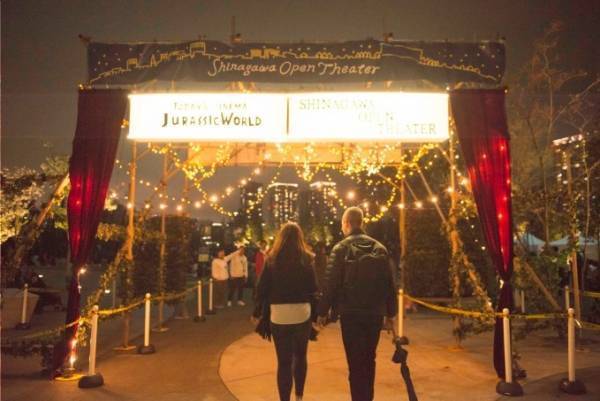 無料の野外映画イベント「品川オープンシアター」バック・トゥ・ザ・フューチャー上映