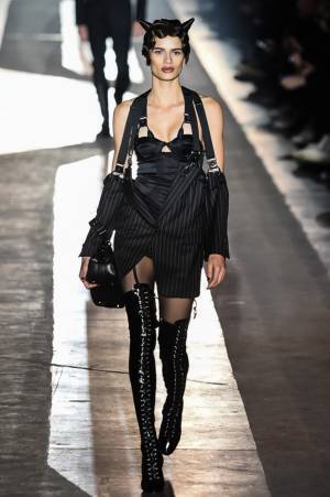 モスキーノ 2018-19年秋冬メンズコレクション - “見せる色気”と“隠す色気”