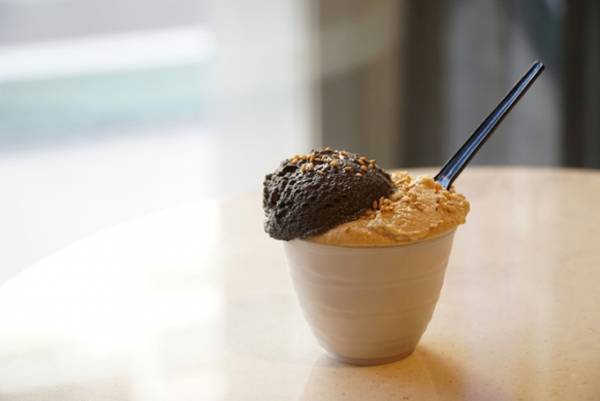 超特濃ゴマアイス専門店「ごまや くき」表参道にオープン、創業130年以上の老舗のゴマをたっぷりと