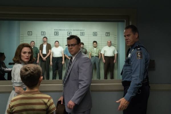 映画『サバ―ビコン 仮面を被った街』M・デイモン×G・クルーニー×コーエンによるサスペンス