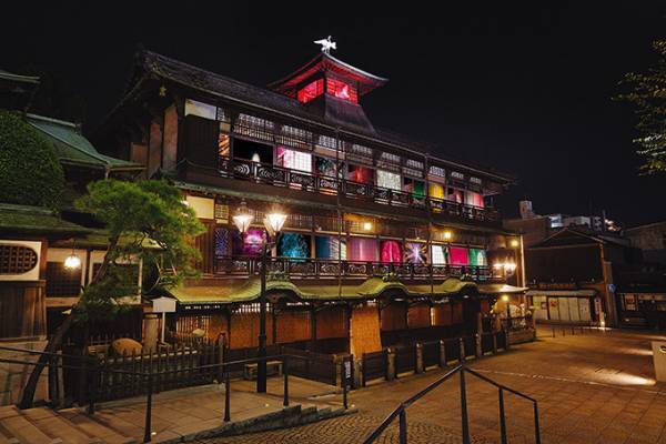 「道後オンセナート 2018」を道後温泉で - 蜷川実花や宇野亞喜良が旅館とコラボレーション