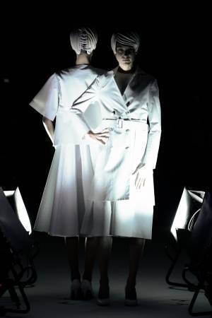 アンリアレイジの展覧会「A LIGHT UN LIGHT」名古屋で、光をテーマに過去5シーズン紹介