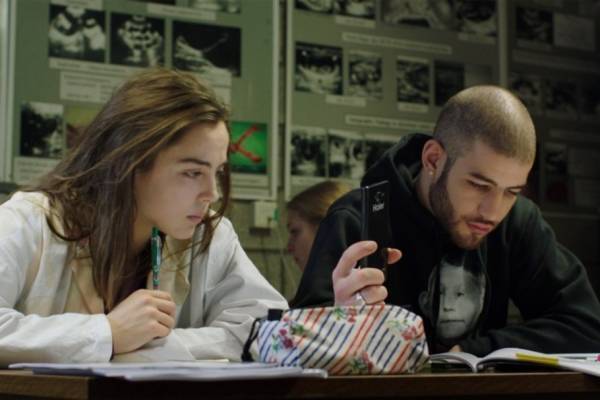 映画『RAW〜少女のめざめ〜』生肉を食したベジタリアン少女の変貌と本性描く、青春ホラードラマ