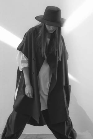 ヨウジヤマモト「グラウンド ワイ」18春夏でオダギリジョー起用、半袖トレンチやドレープスカート