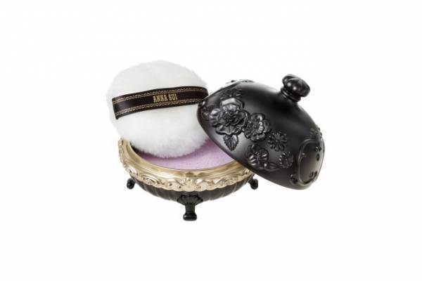 アナ スイ新作「ルース パウダー」しっとり艶感orさらりとマットな肌を演出、猫足付きケースも