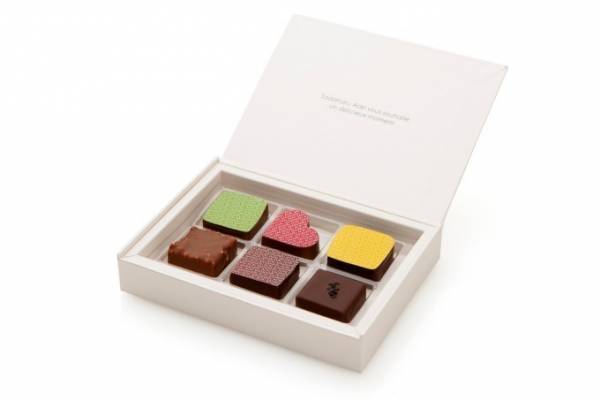 サダハル・アオキのバレンタイン、柚子や黒ゴマのショコラアソートやパリの街並み描いたタブレット