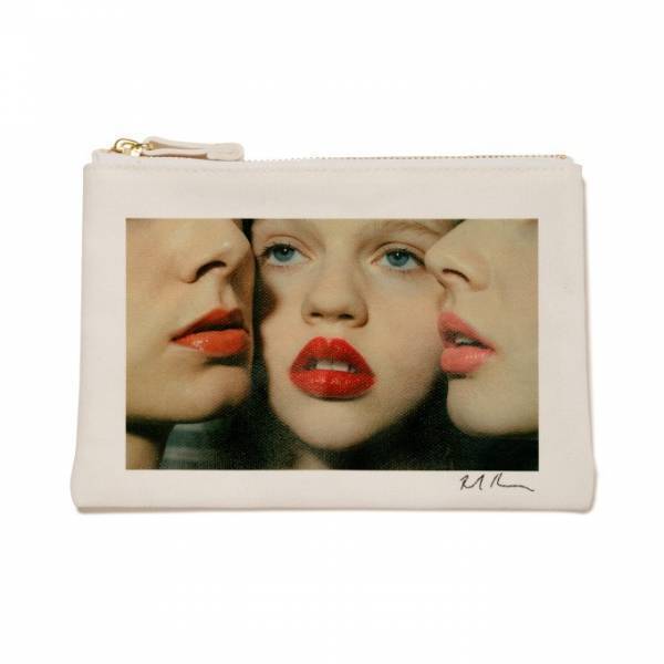 ボンジュールガールからコスメポーチ＆トートバッグ、赤リップを塗った少女たちの写真をプリント