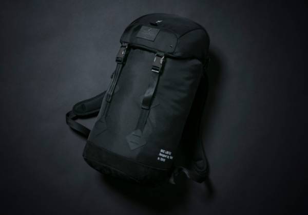ニューエラ×ウィズリミテッドのコラボバックパック登場、ヘッドウェアが入る収納ポケット付き