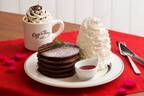エッグスンシングスのバレンタイン、「フォンダンショコラ」を表現した濃厚パンケーキ＆チョコドリンク