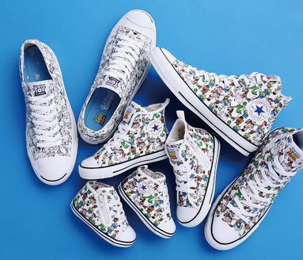 コンバースからディズニー/ピクサー『トイ・ストーリー』のオールスター、ウッディなど人気キャラ総柄