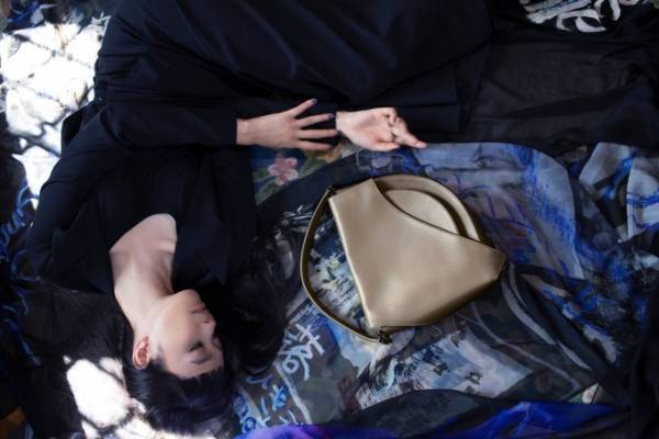 ディスコード ヨウジヤマモト 18年春夏新作バッグ - 折り紙レザートートや非対称フォルムのバッグ