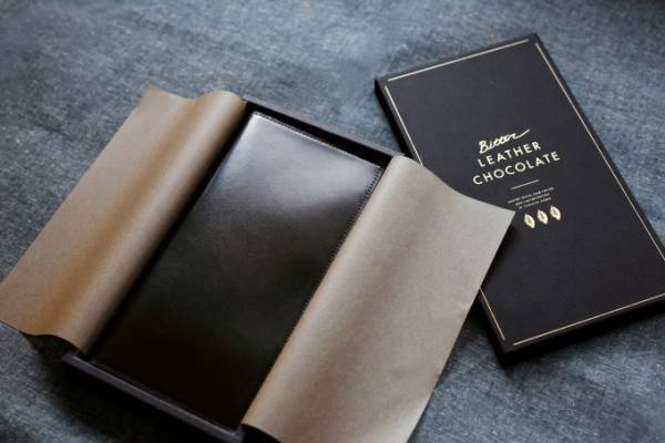 土屋鞄製造所のバレンタイン、高級チョコに見立てたレザー小物「マスタートラベルケース」