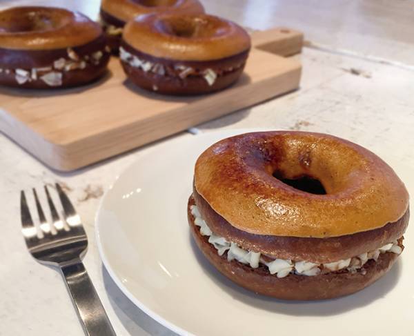 クリスピー・クリームの新作ドーナツ「プレミアム ベイクド ショコラ」4種のチョコが奏でる贅沢な味わい