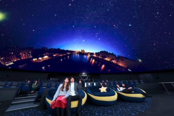 東京スカイツリー タウンのプラネタリウム"天空"より、「コブクロ」の音楽×流れ星映像の融合作品