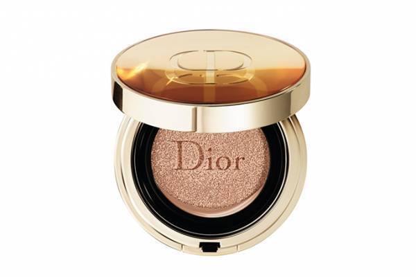 ディオール史上最も贅沢なクッション ファンデーション、バラの花びら500枚分のスキンケア成分配合