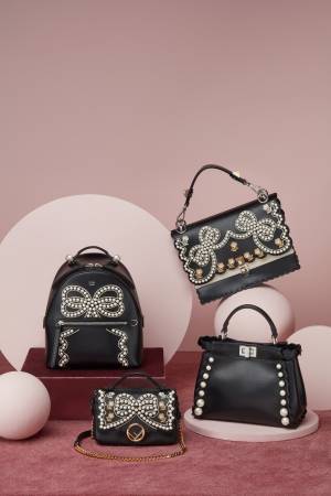 フェンディ「リボン＆パール コレクション」パールをリボンモチーフに連ねたバッグやシューズ