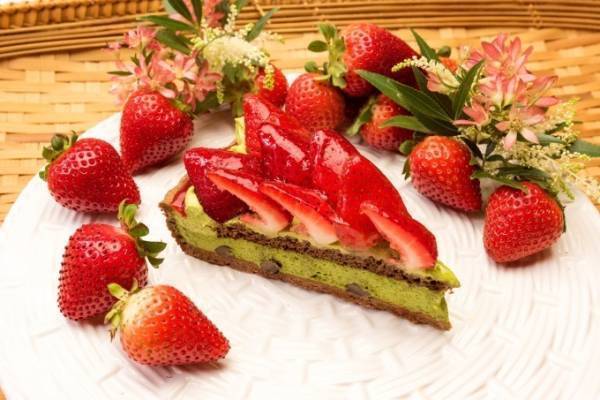 キル フェ ボンからバレンタインデー限定「イチゴと抹茶黒豆のタルト」ジャンドゥーヤがアクセント