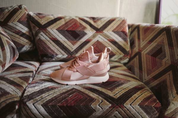 プーマの"バレエ"着想の新シューズ「プーマ ミューズ サテン」ピンクのサテン生地を使用