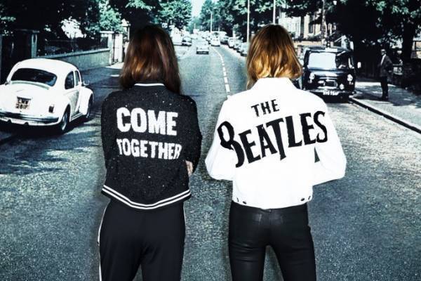 アリス アンド オリビアから「ザ・ビートルズ」のウェア＆バッグ、代表曲タイトルをデザイン