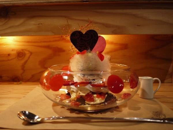 夜パフェ専門店「パフェテリア ベル」バレンタイン新作、ゴディバのリキュールかける大人パフェ