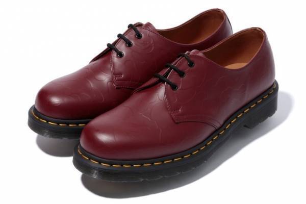 ベイプ×ドクターマーチン、カモ柄エンボスの8ホールブーツ&足跡プリントのTシャツ