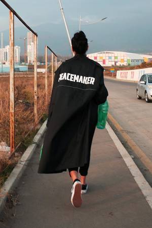 元シュプリームデザイナーが手がけるOAMC、ブラックナイロン製トレンチコートが登場