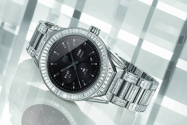 タグ・ホイヤー 全面にダイヤモンドを施したスマートウォッチ、 価格は1944万円