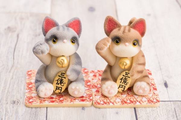 “招きネコ”そっくりな宝くじ付き「マネー来チョコ」霧状チョコでぬいぐるみ風の質感