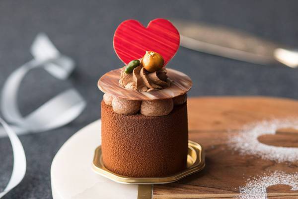 シェラトン舞浜のバレンタインスイーツ、真っ赤なハート付きチョコレートムースなど