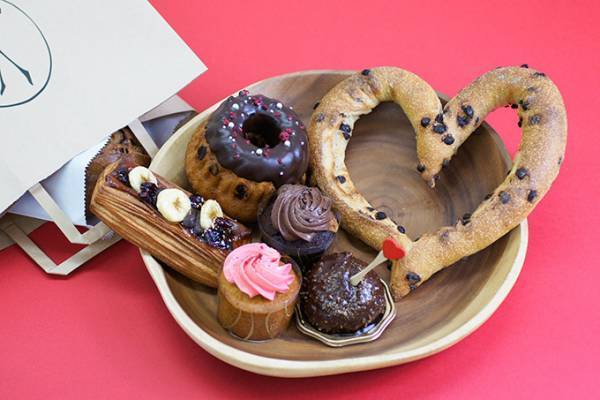 ベーカリーメゾンカイザーからバレンタイン限定パン、ハート型バゲットや「チョコボム」