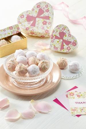 アニバーサリーのバレンタイン限定トリュフ「甘酸っぱいストロベリー＆芳醇なローズシャンパン」