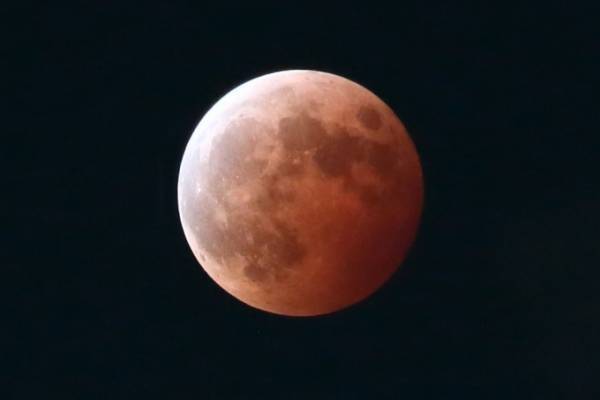 池袋・サンシャイン60展望台で一夜限りの「皆既月食」神秘的な赤銅色の月×東京のパノラマ夜景