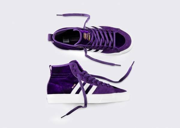 アディダス スケートボーディング×ナケル・スミス新作、パープルベルベットのスケボーシューズ