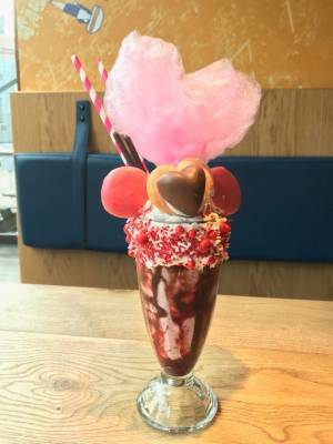 ウマミバーガーより、巨大コットンキャンディと2種類のベリーの限定シェイクが登場