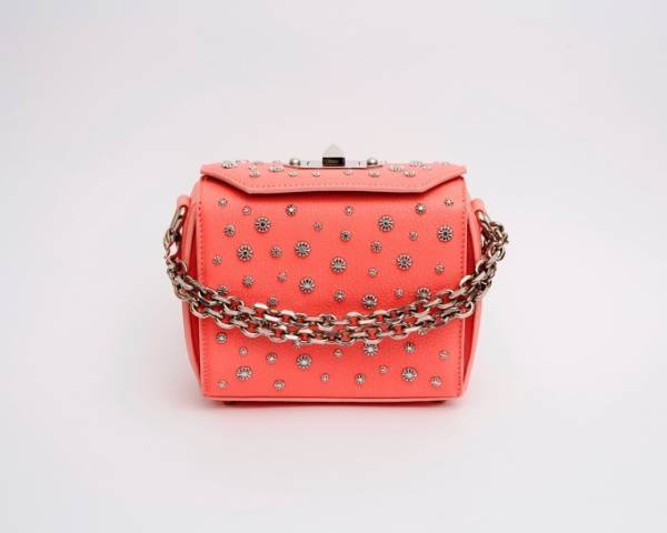 アレキサンダー・マックイーン伊勢丹限定「ボックス バッグ」アンティーク風メタルスタッズを装飾