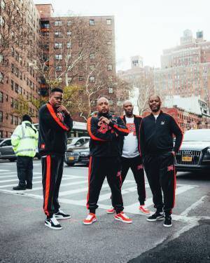 プーマのスニーカー「スウェード」×FUBUのコラボシューズ、黒のベロア素材アッパー×赤ライン