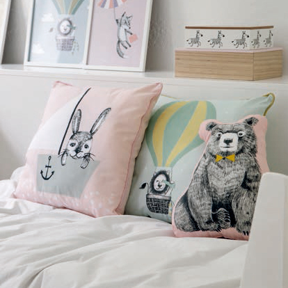 ソストレーネ グレーネから、動物モチーフのクッションやシロクマのナイトライト